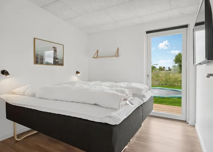 5 Bedroom Pet Friendly In *