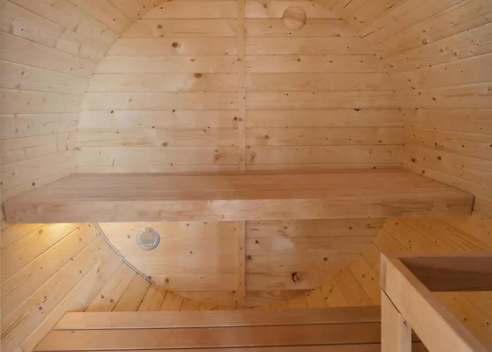 5 Bedroom Pet Friendly In *